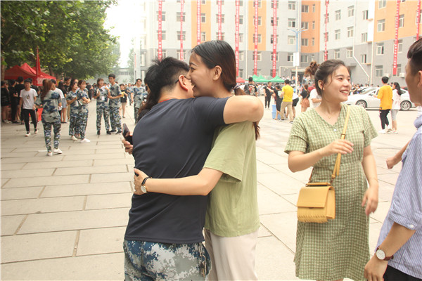 锦绣前程  踏歌远航——米乐官网举办教师私家车送毕业生活动