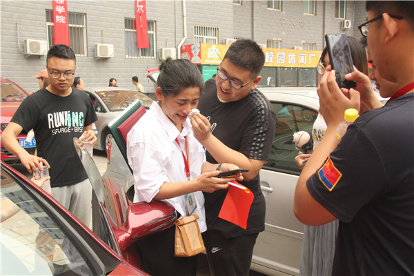 锦绣前程  踏歌远航——米乐官网举办教师私家车送毕业生活动