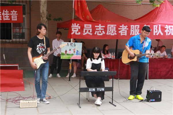 锦绣前程  踏歌远航——米乐官网举办教师私家车送毕业生活动