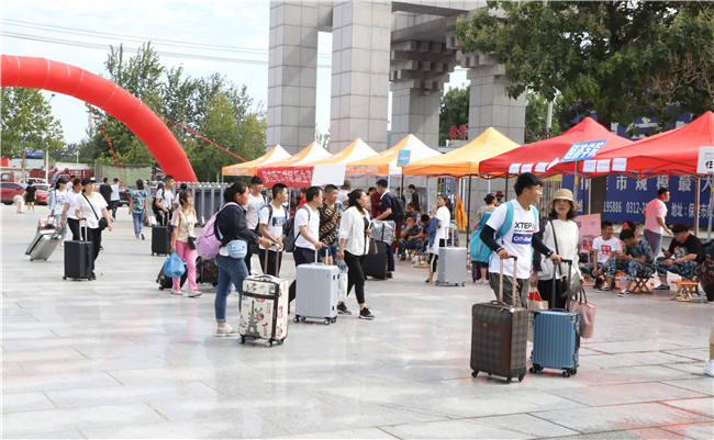 初秋的小欢喜  萌新的新生活 米乐官网喜迎2019级新生