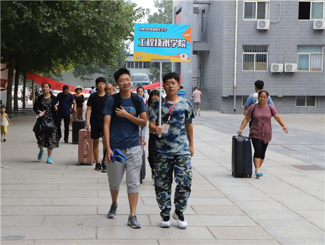 初秋的小欢喜  萌新的新生活 米乐官网喜迎2019级新生