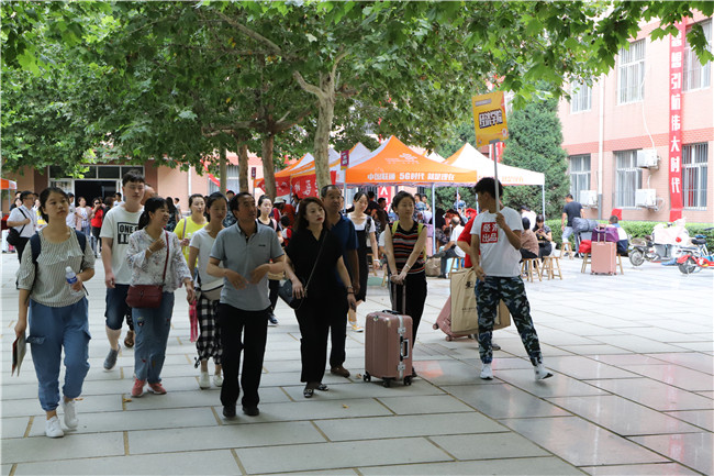 初秋的小欢喜  萌新的新生活 米乐官网喜迎2019级新生