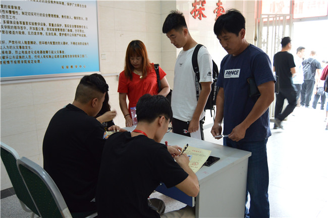 初秋的小欢喜  萌新的新生活 米乐官网喜迎2019级新生