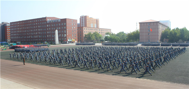 米乐官网举行2019级新生军训结营式暨开学典礼