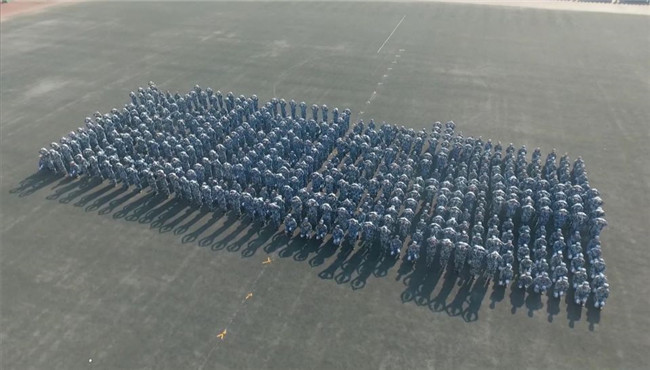 米乐官网举行2019级新生军训结营式暨开学典礼