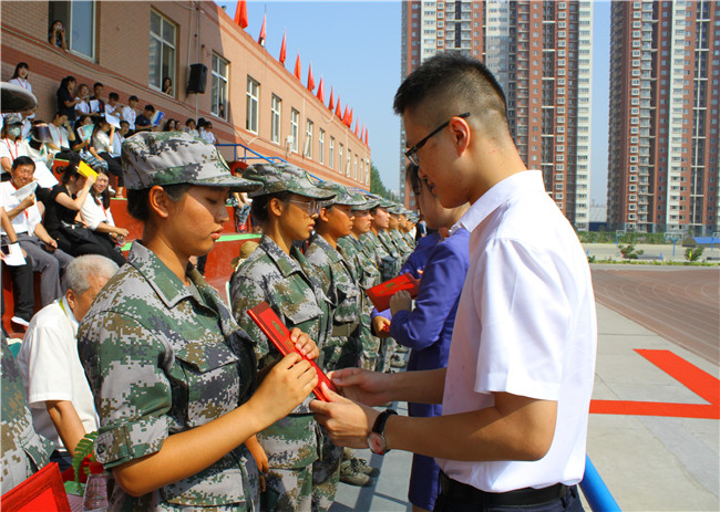 米乐官网举行2019级新生军训结营式暨开学典礼