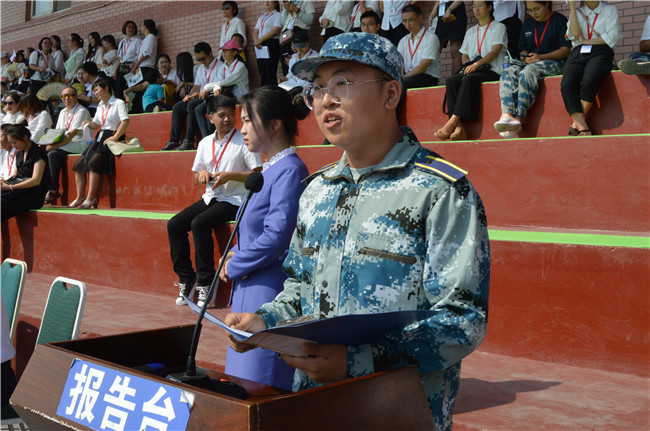 米乐官网举行2019级新生军训结营式暨开学典礼