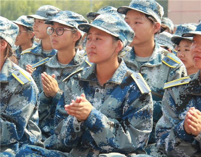 米乐官网举行2019级新生军训结营式暨开学典礼