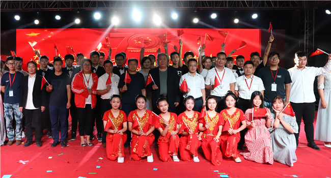 米乐官网举办国庆七十周年文艺汇演暨迎新晚会