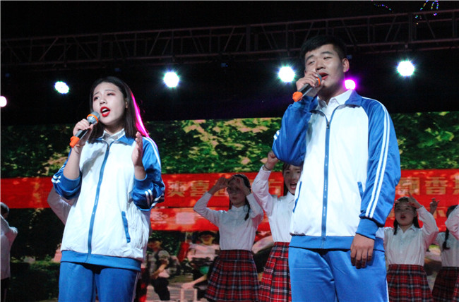 米乐官网举办国庆七十周年文艺汇演暨迎新晚会