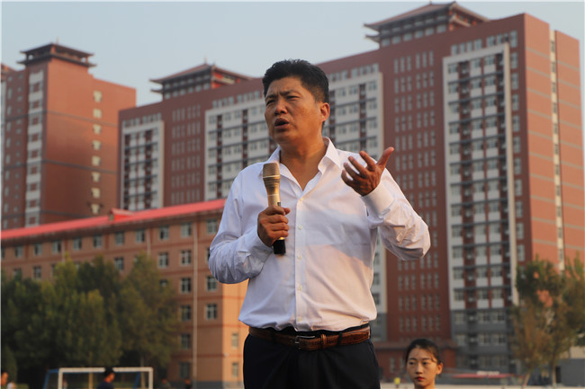 不忘初心  守住素心  风雨兼程  走向成功    —周虎震教授为2019级新生做励志讲座