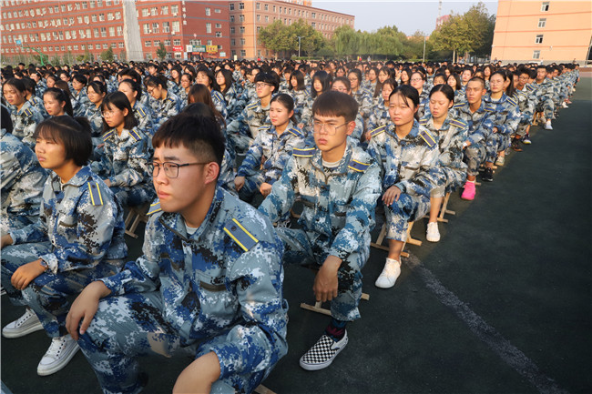 不忘初心  守住素心  风雨兼程  走向成功    —周虎震教授为2019级新生做励志讲座