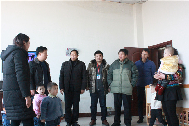 爱心助孤残 情满福利院-----行唐县儿童福利院送锦旗 共建爱心教育基地