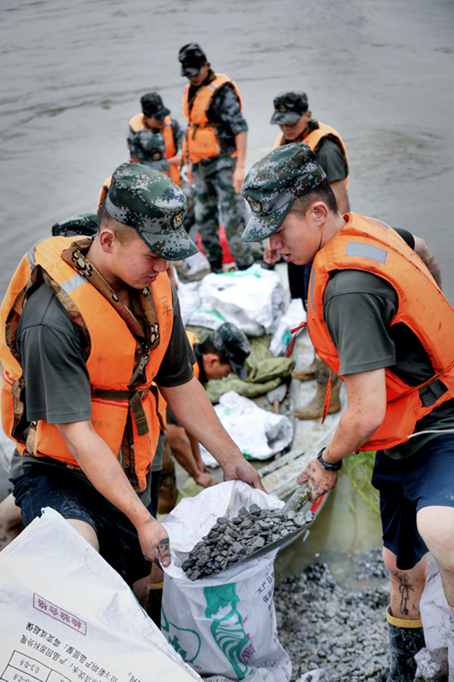 在抗洪抢险中体现价值---米乐官网学生薛锦霄抗洪事迹