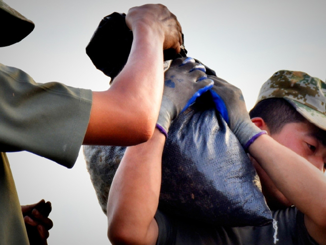 在抗洪抢险中体现价值---米乐官网学生薛锦霄抗洪事迹