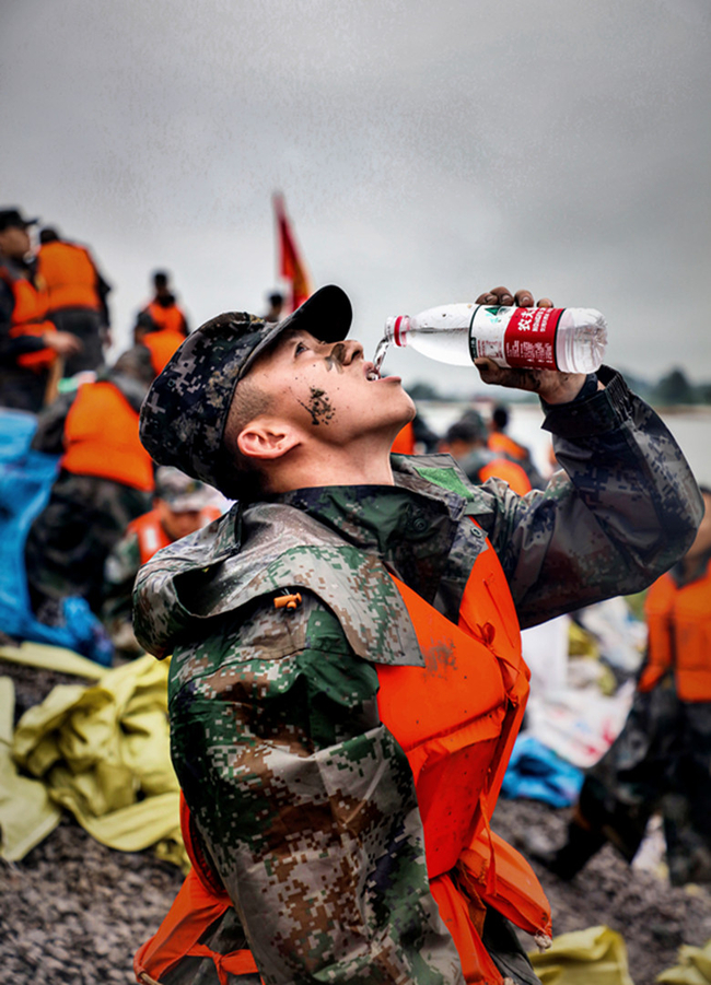 在抗洪抢险中体现价值---米乐官网学生薛锦霄抗洪事迹