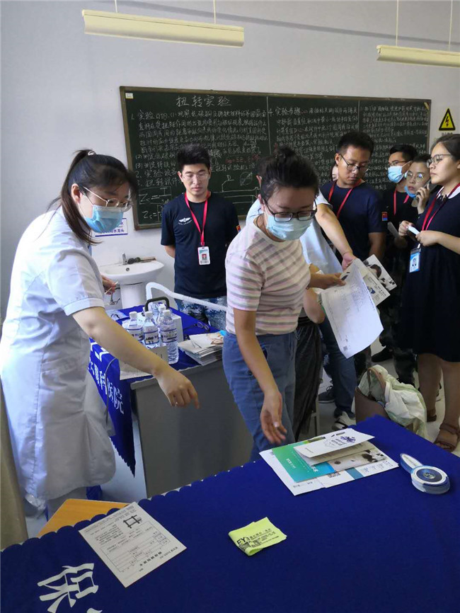 真诚感受  关爱教师---工会组织教职工眼科义诊