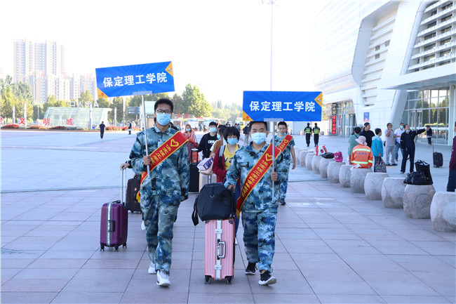 真情服务展风貌 志愿迎新暖人心 800余名志愿者服务2020级新生