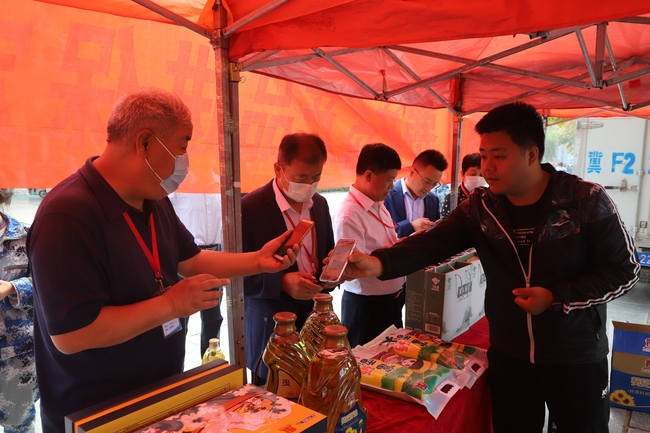 扶贫献爱心 量力自愿购---易县电商中心扶贫产品走进米乐官网