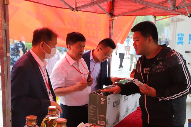 扶贫献爱心 量力自愿购---易县电商中心扶贫产品走进米乐官网