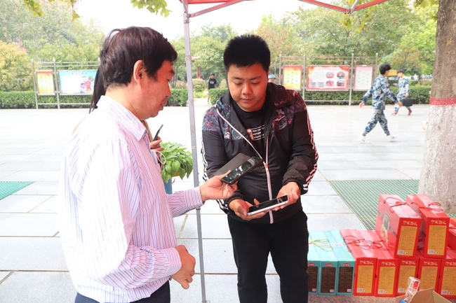 扶贫献爱心 量力自愿购---易县电商中心扶贫产品走进米乐官网