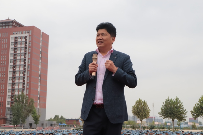 时代磨砺精神 梦想凝聚力量---周虎震董事长为新生作励志讲座