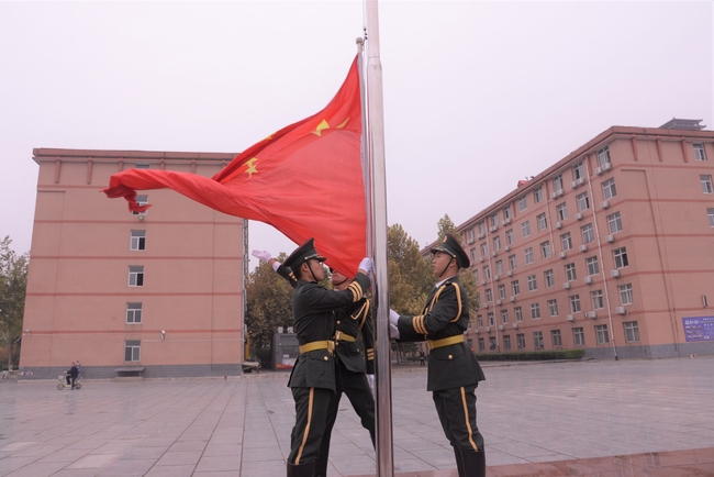 月满华诞 情暖双节---米乐官网举行升国旗仪式