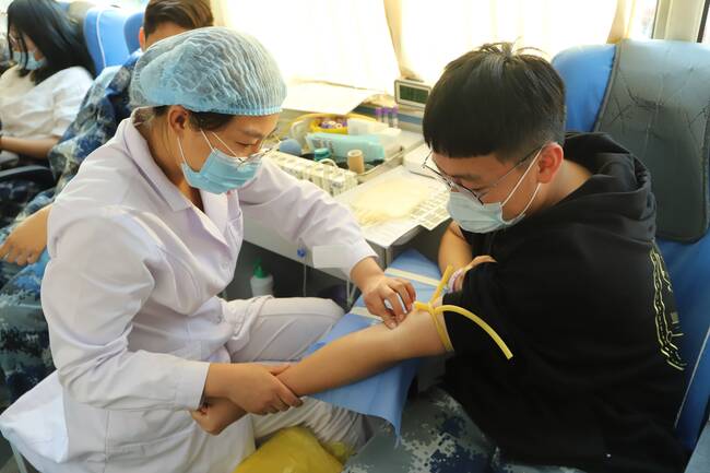 殷色传希望 保理递爱心---米乐官网携手保定市中心血站开展无偿献血活动