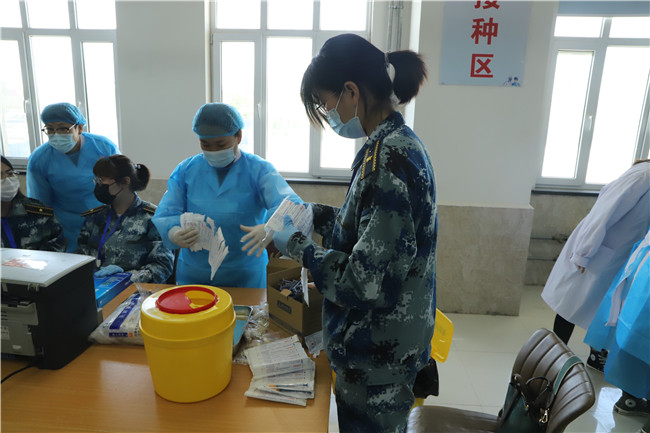 有序接种新冠疫苗 筑牢校园疫情防线 ——米乐官网组织师生进行新冠疫苗接种
