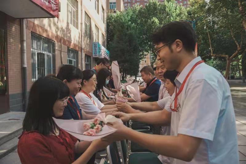 恩师倾情播散爱  同心共筑中国梦米乐官网热烈庆祝第37个教师节