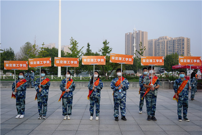 开学时节迎新生  暖心服务展真情800名志愿者服务2021级新生