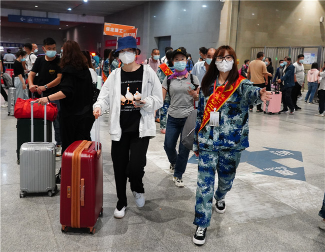 开学时节迎新生  暖心服务展真情800名志愿者服务2021级新生