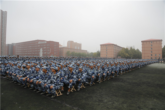 保理学子展风采 共以青春筑芳华米乐官网举行2021级新生军训开营仪式