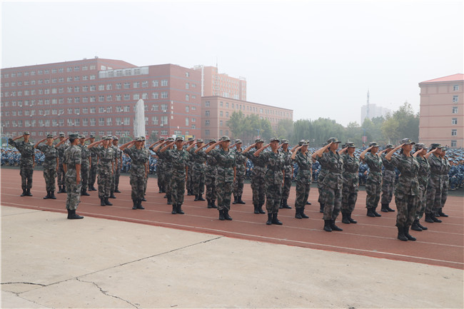 保理学子展风采 共以青春筑芳华米乐官网举行2021级新生军训开营仪式