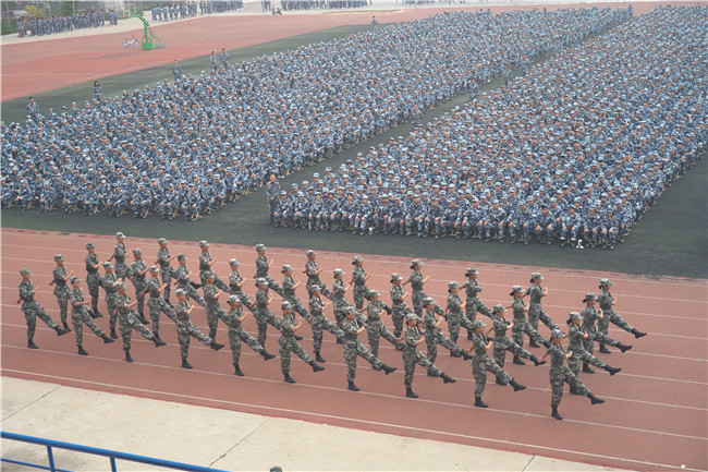 保理学子展风采 共以青春筑芳华米乐官网举行2021级新生军训开营仪式