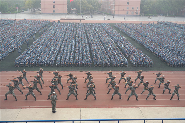 保理学子展风采 共以青春筑芳华米乐官网举行2021级新生军训开营仪式