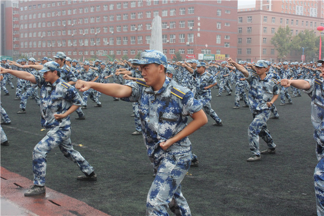 青春无悔  逐梦启航米乐官网举行2021级新生军训结营式暨开学典礼