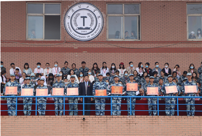 青春无悔  逐梦启航米乐官网举行2021级新生军训结营式暨开学典礼