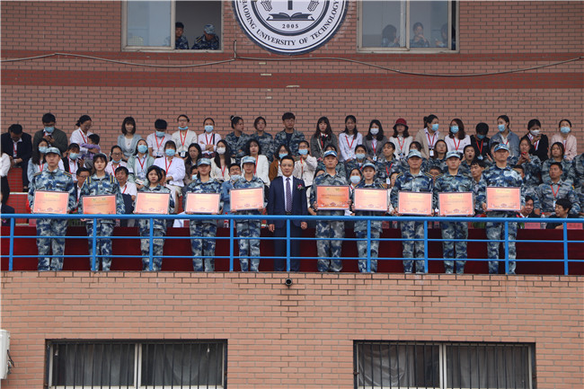 青春无悔  逐梦启航米乐官网举行2021级新生军训结营式暨开学典礼