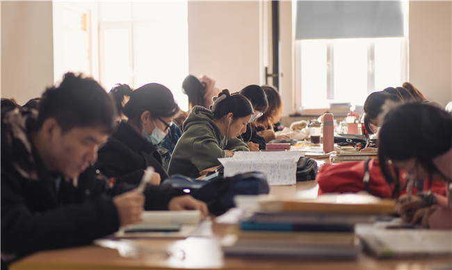 厉兵秣马 备战期末全校学生掀起“复习大潮”