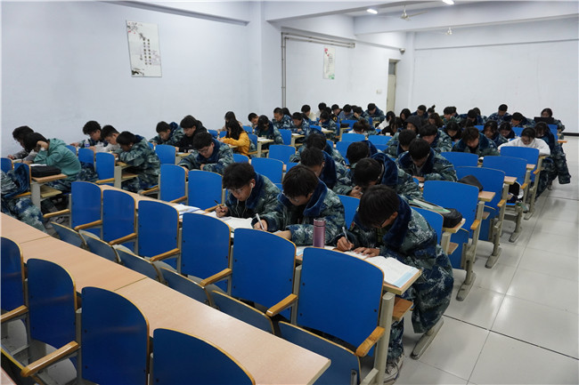 厉兵秣马 备战期末全校学生掀起“复习大潮”