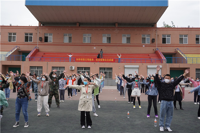 封闭校园文明健康 抗击疫情众志成城 米乐官网组织在校教师学跳广场舞