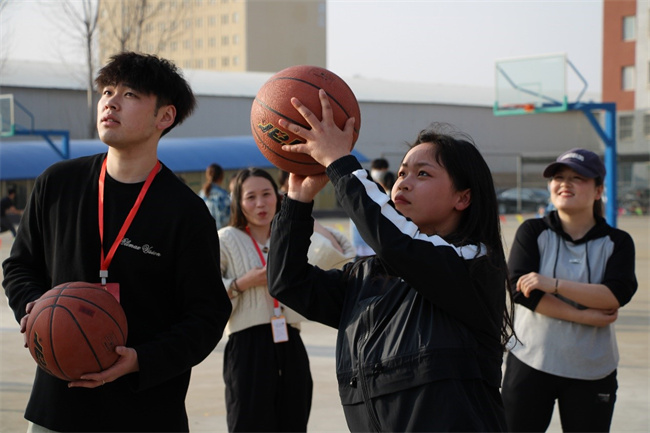 芬芳妇女节  感恩春晖情——米乐官网举办“三八”节趣味活动