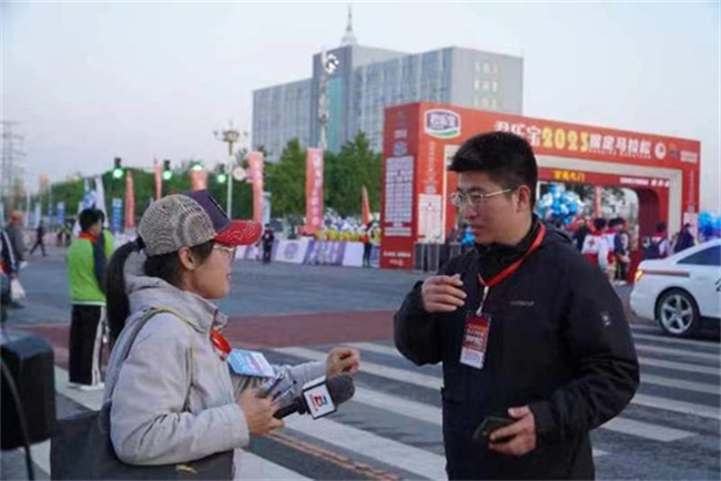 米乐mile官方网站学生圆满完成2023保定马拉松志愿服务工作