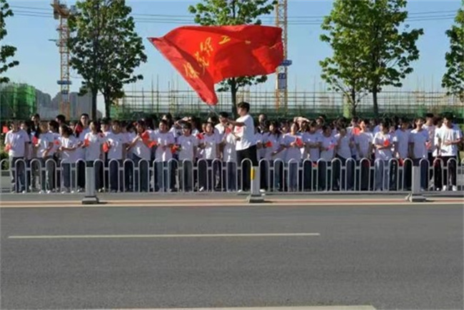 米乐mile官方网站学生圆满完成2023保定马拉松志愿服务工作