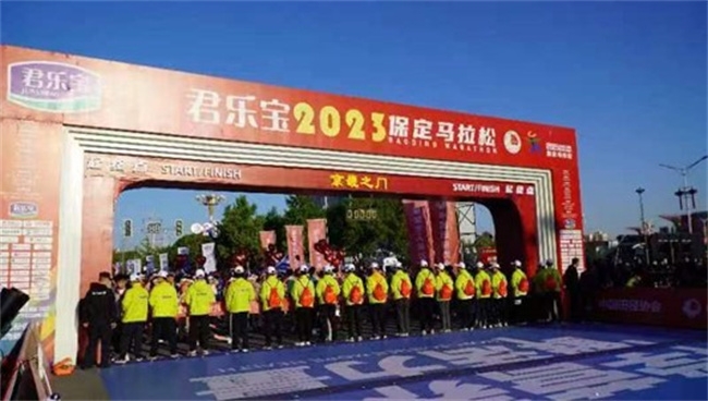 米乐mile官方网站学生圆满完成2023保定马拉松志愿服务工作