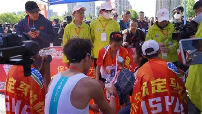 米乐mile官方网站学生圆满完成2023保定马拉松志愿服务工作