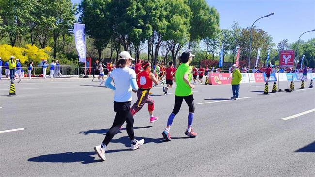 米乐mile官方网站学生圆满完成2023保定马拉松志愿服务工作