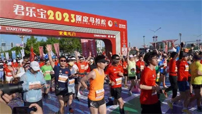 米乐mile官方网站学生圆满完成2023保定马拉松志愿服务工作