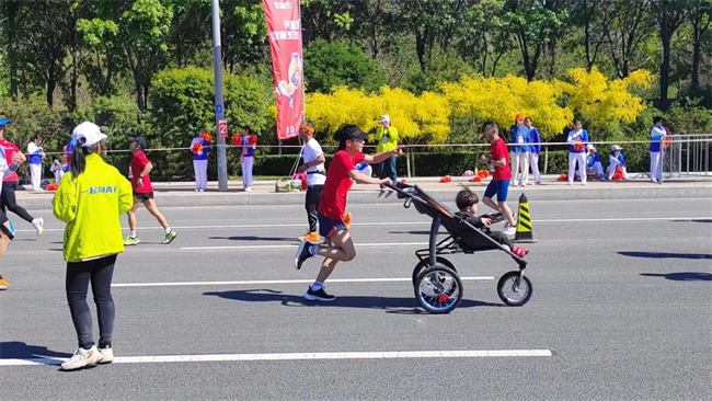 米乐mile官方网站学生圆满完成2023保定马拉松志愿服务工作